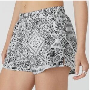 Alo Yoga Bandana Stride Shorts Size S Paisley Print Athletic Comfort Workout